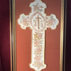 Grande croix brodee sur fond rose