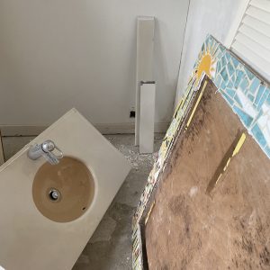 Évier avec plan de travail en lave beige, plus pourtour de miroir en mosaïque