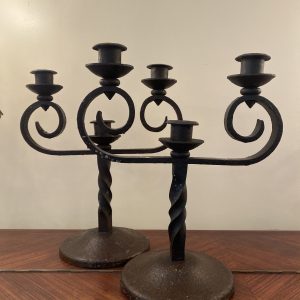 Paire de bougeoirs en fer forgé