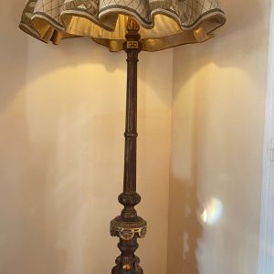 Pied de lampe avec son abat jour, fin 19eme en bois doré, électrifié