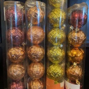 16 boules de Noël à décor ton cuivré