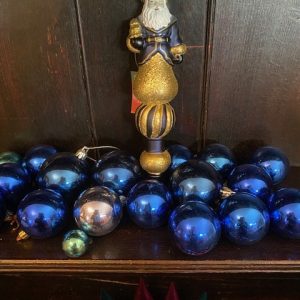 38 boules de Noël dans les tons de bleu et fuchsia