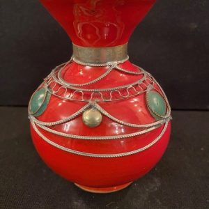 47-Petit vase rouge oriental couvert d’argent, H13 x D9, Prix 15€