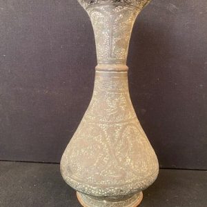 48-Vase ancien proche orient en laiton, H23,5 x D12 x DH9 x DB8,5, Prix 40€