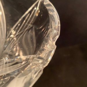 51-Vase en Crystal ouvragé avec une ébréchure sur le col, H25,5 x DH21,5 x DB10,5, Prix 30€