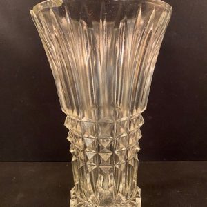 52-Vase en Crystal ouvragé quelques ébréchures sur le haut, H25 x DH16 x DB10, Prix 30€