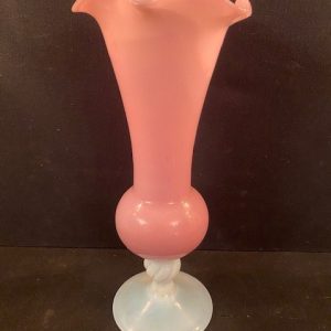 53-Vase en opaline blanche et rose, H30 x D13,5, Prix 30€