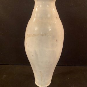 54-Vase en terre cuite émaillée blanc, 2 éclats sur le col, H25 x DH5,5 x DB5 x D11, Prix 10€