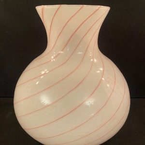 56-Vase en verre blanc avec strees rouge, H22 x D20, Prix 15€