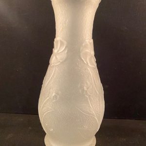 60-Vase en verre givré et ouvragé d’un bouquet de fleurs, H27,5 x D12, Prix 15€
