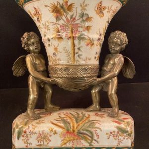 78-Vase en porcelaine avec angelots en bronze, une restauration visible, H26,5 x L22 x PB10 x PH17, Prix 80€