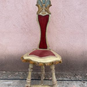 Chaise longeline en velour rouge sur bois