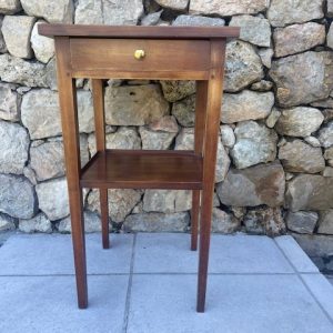 Chevet de style double plateau à un tiroir en hêtre