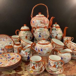 Ensemble 26 pièces thécafé style Japonais Imari, 6 assiettes à dessert, 6 tasses à café, 6 tasse à thé, 1 sucrière, 2 petit vases, 1 théière, 1 cafetière, 2 pots à lait, 2 pots à infuser, Prix 80€