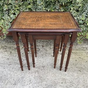 Ensemble 3 tables gigogne, plateau cuir recouvert dune vitre.