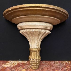 Étagère en bois sculpté