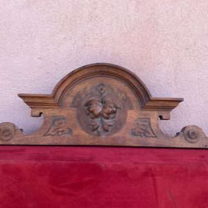 Fronton de bois ouvragé