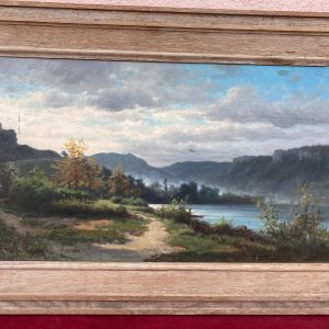 Huile sur bois, scène de campagne au bord d’un lac, signé non lisible