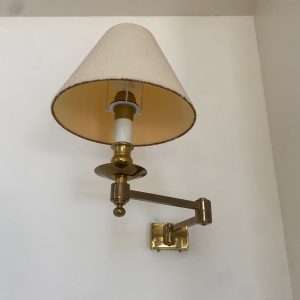 Paire d’appliques à bras articulés, en laiton