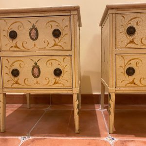 Paire de chevets a 2 tiroirs en bois, a motif floral sur fonds craquelé