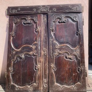 Paire de portes d'armoire ouvragées en chêne avec fronton,fin 18eme