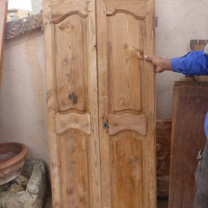 Paire de portes d’armoires en sapin décapée 19eme