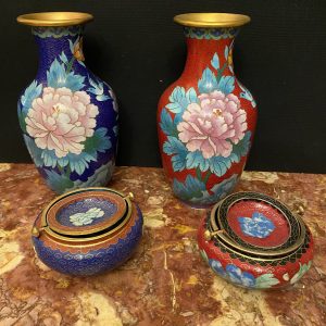 Paire de vases chinois émaillés et leurs cendriers