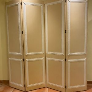 Paravent de 4 vantaux tapissier tissus beige galonnés