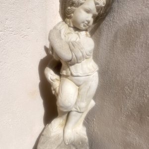 Statue d’un petit garçon en béton