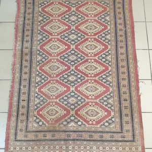 Tapis d'orient - fait main - dessin geometrique sur fond vieux rose