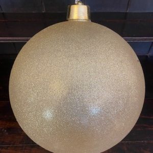 Très grande boule de Noël doré