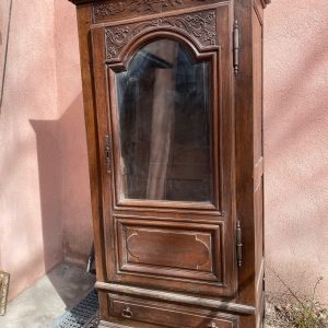 Vitrine Homme debout en chêne à décor floral le , début 19eme