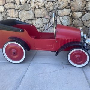 Voiture d’enfants à plateau à pédale